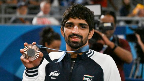 ओलंपिक पदक विजेता अमन सहरावत को भारतीय कुश्ती महासंघ ने किया निलंबित  