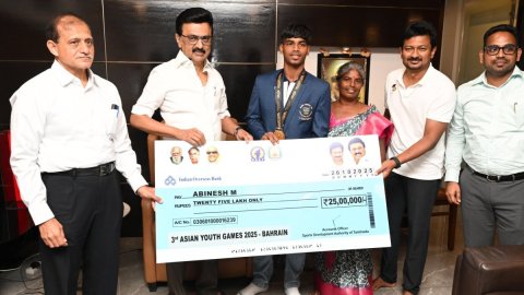 तमिलनाडु: मुख्यमंत्री एम के स्टालिन ने 'एशियाई युवा खेलों' के स्वर्ण पदक विजेताओं को 25-25 लाख का चे