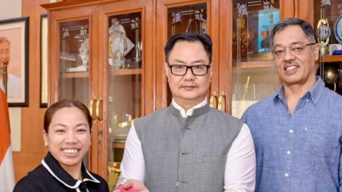 विश्व चैंपियनशिप में रजत पदक विजेता मीराबाई चानू से मिले केंद्रीय मंत्री किरेन रिजिजू, कहा- हर भारती