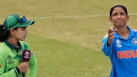 IND vs PAK मैच के टॉस में हुआ बड़ा ब्लंडर, हरमनप्रीत जीती थीं टॉस लेकिन मैच रेफरी ने कर दी बड़ी गलती