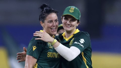Kapps All-round Brilliance, Wolvaardts Class Help South Africa Eliminate Pakistan லாரா வோல்வார்ட், மரிஸான் கேப் அதிரடியில் பாகிஸ்தானை பந்தாடியது தென் ஆப்பிரிக்கா!