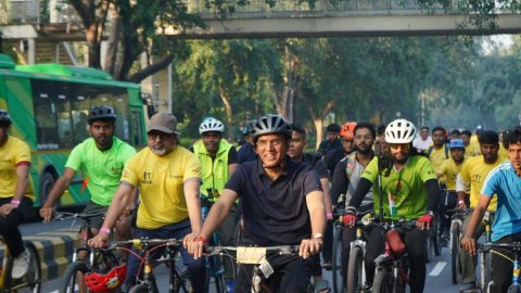 Mandaviya leads ‘Sundays on Cycle’ in New Delhi with doctors and health professionals