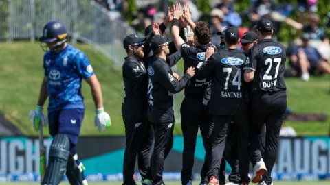 New Zealand beat England by 4 wickets in first odi NZ vs ENG: हैरी ब्रूक का तूफानी शतक गया बेकार,न्यूजीलैंड ने पहले वनडे में इंग्लैंड को दी मात