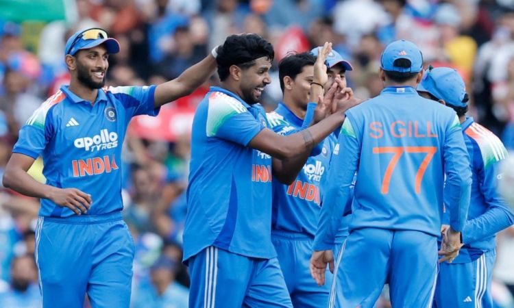 Australia set 237 runs target for India in third odi