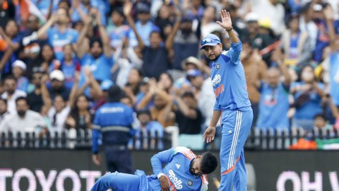 Shreyas Iyer admitted to Sydney hospital after left rib cage injury, to be assessed by specialists