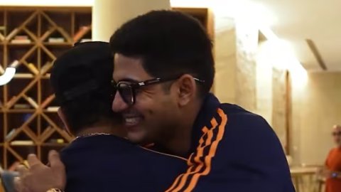 VIDEO: रोहित से गले मिले शुभमन गिल, हिटमैन बोले- 'क्या हाल है भाई?'