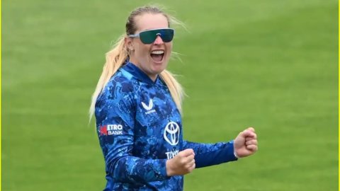 Sophie Ecclestone के पास इतिहास रचने का मौका, Pakistan टीम की बैंड बजाकर बना सकती हैं ये महारिकॉर्ड Sophie Ecclestone के पास इतिहास रचने का मौका, Pakistan टीम की बैंड बजाकर बना सकती हैं ये महारिकॉर्ड