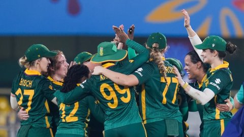 Wolvaardt’s Ton, Kapp’s Fifer Power South Africa To Victory Over England, Into Final வோல்வார்ட், மரிஸான் கேப் அசத்தல்; முதல் முறையாக இறுதிக்கு முன்னேறி தென் ஆப்பிரிக்கா சாதனை!