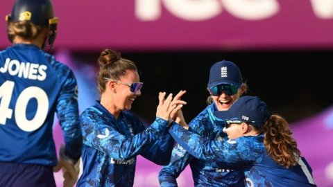 England become the third team to seal their CWC 25 semi-final spot இந்தியாவை 4 ரன்னில் வீழ்த்திய இங்கிலாந்து; அரையிறுதிக்கு முன்னேறியும் அசத்தல்!