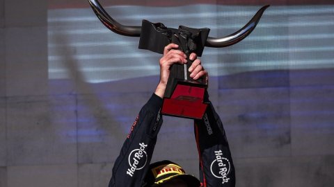 Verstappen tightens F1 title race with dominant win at United States GP