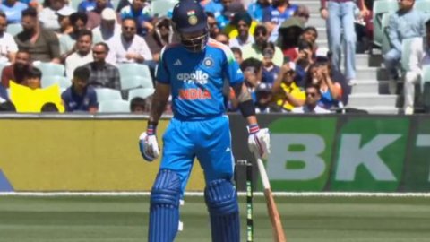 Watch- Virat Kohli Out On Duck Against Australia In Adelaide Oval For First Time மீண்டும் டக் அவுட்டாகி ஏமாற்றிய விராட் கோலி - வைரலாகும் காணொளி