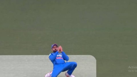 VIDEO: रॉकेट की रफ्तार से आ रही थी बॉल, लेकिन विराट कोहली ने पकड़ लिया बवाल कैच VIDEO: रॉकेट की रफ्तार से आ रही थी बॉल, लेकिन विराट कोहली ने पकड़ लिया बवाल कैच