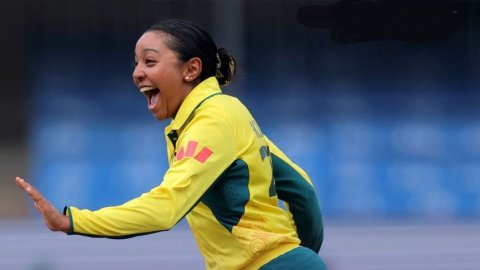 Alana King's magical seven-fer wraps South Africa for 97 in a crucial match of Women's ODI World Cup Women's World Cup: Alana King's magical seven-fer wraps South Africa for 97