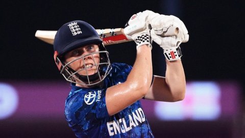 Women's World Cup: Heather Knight anchors England to tense win over Bangladesh