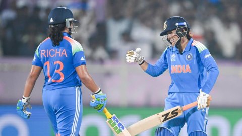Richa Ghosh's Brilliant 94 Lifts India To 251 Against South Africa ரிச்சா கோஷ் அதிரடியில் சரிவிலிருந்து மீண்ட இந்தியா; தென் ஆப்பிரிக்காவுக்கு 252 ரன்கள் இலக்கு!