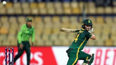 Women's World Cup: Wolvaardt, Kapp power South Africa to 312 in rain-hit clash with Pakistan