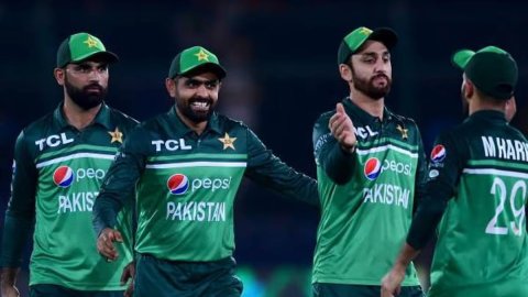 2 साल बाद बाबर आजम के बल्ले से निकला शतक, पाकिस्तान ने रावलपिंडी में श्रीलंका को 8 विकेट से हराकर सी