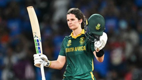 SA वर्ल्ड कप हारी लेकिन Laura Wolvaardt ने जीता दिल, इतिहास में ऐसा करने वाली पहली महिला कप्तान बनीं