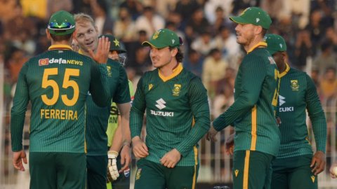 Quinton de Kock के शतक का कमाल, साउथ अफ्रीका ने पाकिस्तान को 8 विकेट से हराकर सीरीज में की 1-1 से बर