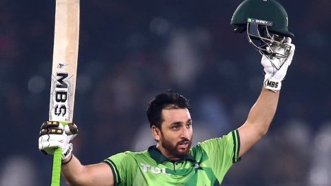 Salman Ali Agha ने संभाली डूबती पारी, 927 दिन बाद रावलपिंडी में किसी पाक बल्लेबाज़ ने ठोका शतक