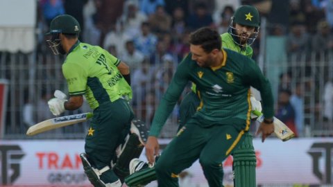 PAK vs SA: सैम अयूब, सलमान आगा और मोहम्मद नवाज़ ने ठोके अर्धशतक, पाकिस्तान ने साउथ अफ्रीका के सामने 