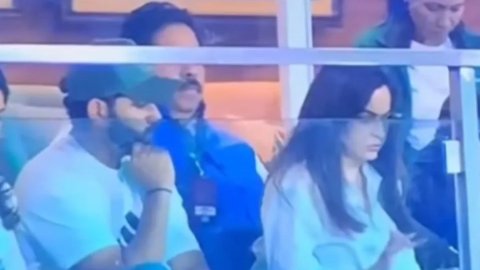 नीता अंबानी के फोन में क्या देख रहे थे रोहित शर्मा? वायरल हुआ मज़ेदार VIDEO