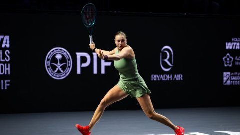 Anisimova dispatches Swiatek to reach semifinals at WTA Finals