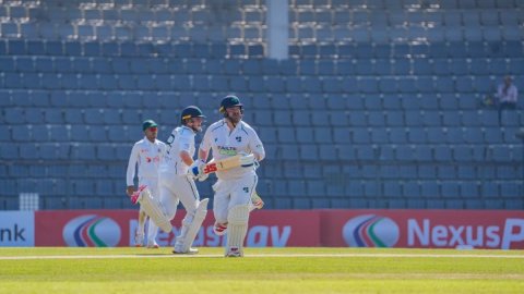 ஸ்டிர்லிங், கார்மைக்கேல் அரைசதம்; கம்பேக் கொடுக்கும் வங்கதேசம்!