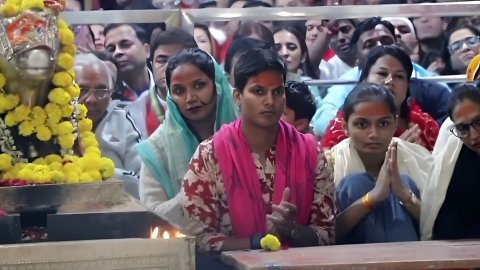 Deepti Sharma visits Ujjain's Mahakaleshwar Temple, attends Bhasma Aarti
