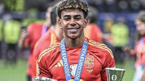 Football: Spain coach De la Fuente picks Lamine Yamal for World Cup games