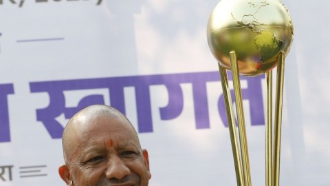 सीएम योगी ने एफआईएच हॉकी विश्वकप की ट्रॉफी का किया स्वागत, कहा- प्रदेशवासियों के लिए आह्लादित होने क