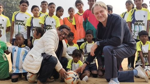 'मिनी ब्राजील' के नाम से मशहूर 'विचारपुर गांव' पहुंचे जर्मन कोच डाइटमार, फुटबॉल के प्रति जुनून से प्