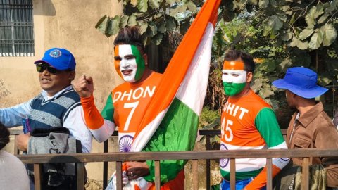 धोनी के शहर में कोहली का जादू, रांची वनडे में मचा धमाल, सुरक्षा तोड़ फैन ने किया दंडवत