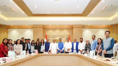 महाराष्ट्र: मुख्यमंत्री देवेंद्र फडणवीस ने स्मृति मंधाना, जेमिमा रोड्रिग्स और राधा यादव को सम्मानित 