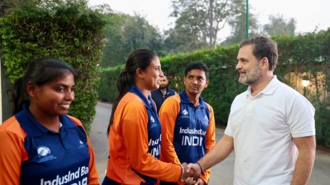 विमेंस ब्लाइंड टी20 विश्व कप विजेता टीम से मिले राहुल गांधी
