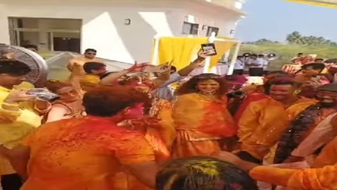 अपनी हल्दी सेरेमनी में जमकर थिरके पलाश मुच्छल और स्मृति मंधाना, 