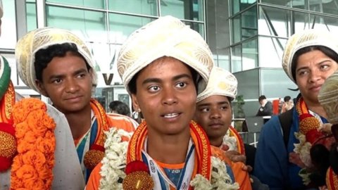 ब्लाइंड विमेंस टी20 वर्ल्ड कप जीतकर स्वदेश लौटी टीम इंडिया, बेंगलुरु एयरपोर्ट पर स्वागत