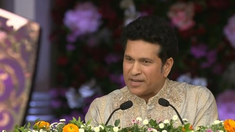 श्री सत्य साईं बाबा के जन्म शताब्दी समारोह में पहुंचे तेंदुलकर, सुनाया विश्व कप 2011 से जुड़ा किस्सा