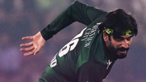 उस्मान तारिक: टी20 में हैट्रिक लेने वाले पाकिस्तान के चौथे गेंदबाज बने  