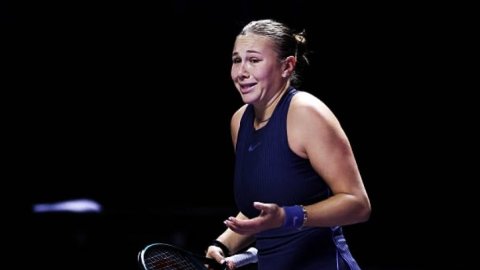 डब्ल्यूटीए फाइनल्स : स्वियाटेक को हराकर एनिसीमोव ने सेमीफाइनल में बनाई जगह