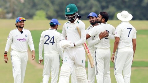 தென் ஆப்பிரிக்கா ஏ அணி 221 ரன்களில் ஆல் அவுட்; இந்தியா ஏ அணி தடுமாற்றம்!