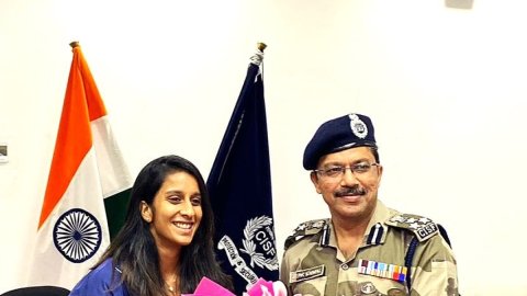 Jemimah Rodrigues honoured by CISF personnel at ASG Mumbai Airport