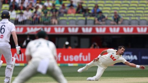 WATCH: 35 साल के Mitchell Starc ने दिखाई गजब फुर्ती, अपनी गेंदबाजी पर ही डाइव करके लपका बेहतरीन कैच 