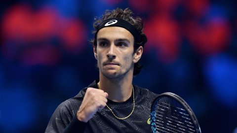 Musetti beats De Minaur in thriller to stay alive in Turin