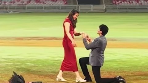 VIDEO: पलाश मुच्छल ने क्रिकेट पिच पर किया स्मृति मंधाना को प्रपोज़, जमकर वायरल हो रहा है वीडियो