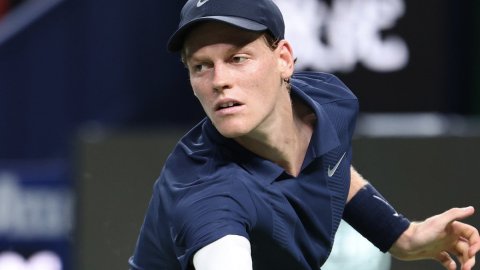 Sinner downs ailing Auger-Aliassime to begin ATP Finals title defense