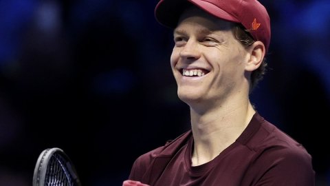 Sinner tops Zverev to seal SF spot in Turin