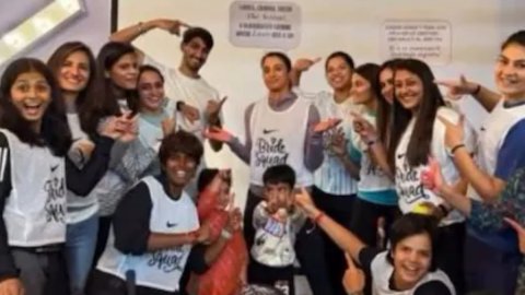 WATCH: शादी से पहले स्मृति मंधाना और पलाश मुच्छल के बीच हुआ क्रिकेट मैच, जमकर वायरल हो रहा है वीडियो