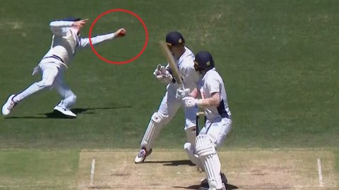 VIDEO: स्टीव स्मिथ ने एक हाथ से पकड़ा करिश्माई कैच, जमकर वायरल हो रहा है वीडियो