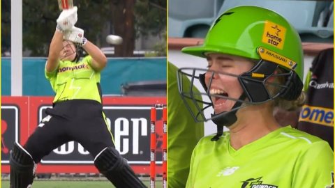 हेलमेट पर लगा बॉल और जमीन पर गिर गई Georgia Voll, वायरल हो गया Phoebe Litchfield का रिएक्शन; देखें V